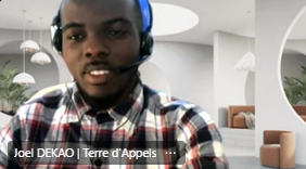 Joël, avec son casque et sa chemise à carreaux